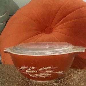 Vintage PYREX Autumn Wheat mixing bowl / cooking bowl with cover